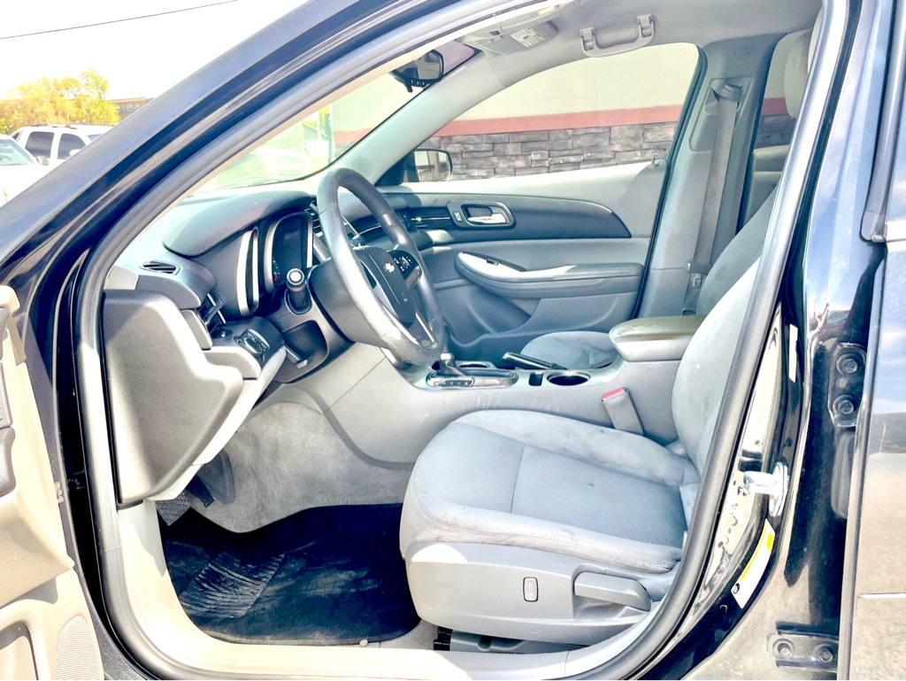 Photo 6 of this CHEVROLET MALIBU