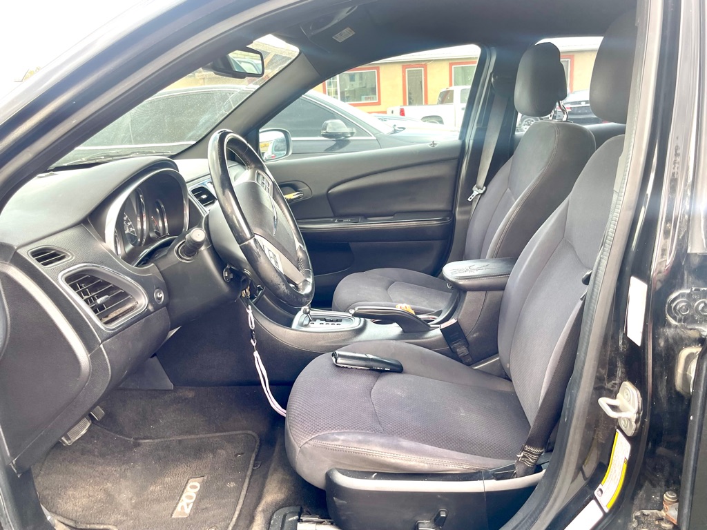 Photo 5 of this CHRYSLER 200