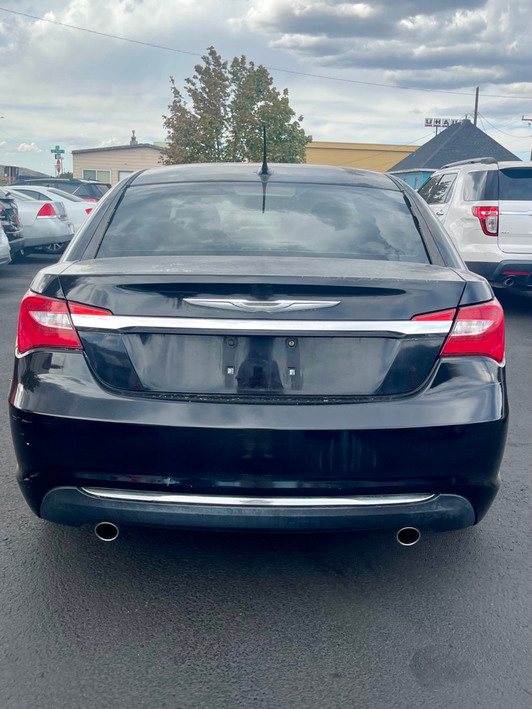 Photo 4 of this CHRYSLER 200