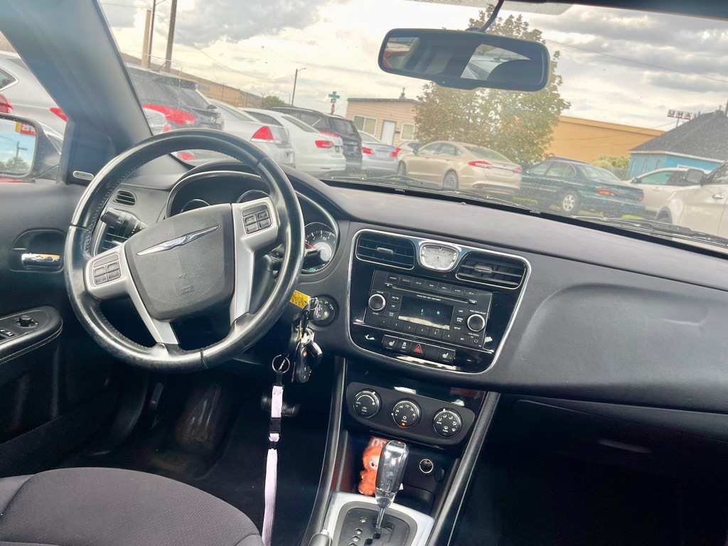 Photo 6 of this CHRYSLER 200