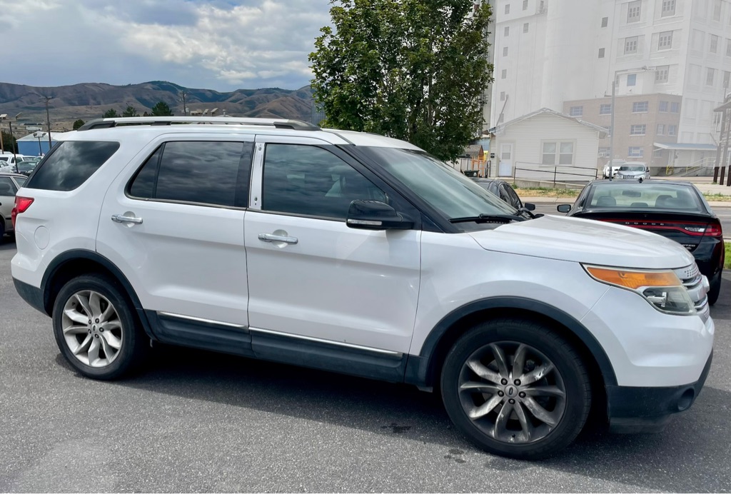 Photo 3 of this FORD EXPLORER