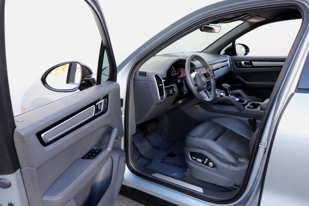Photo 2 of this PORSCHE CAYENNE