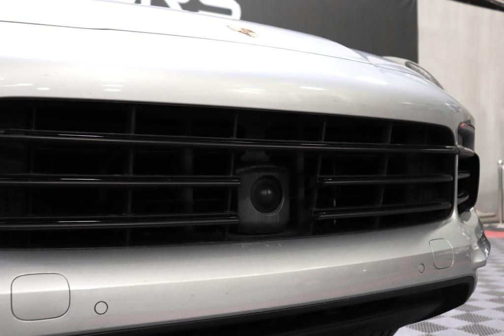 Photo 14 of this PORSCHE CAYENNE