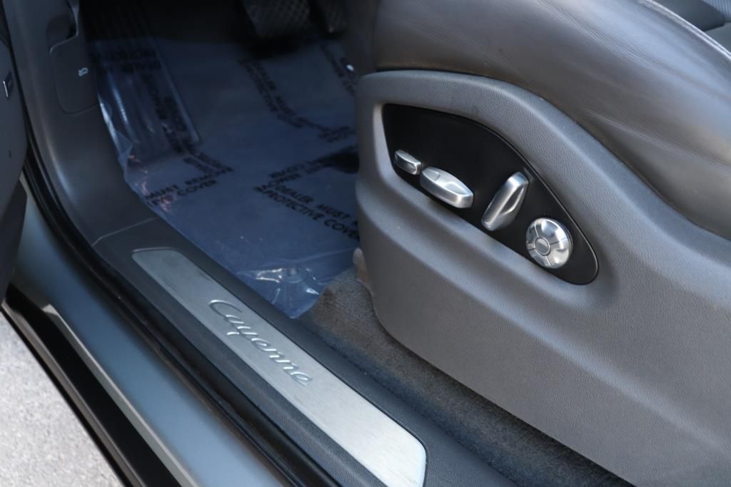 Photo 17 of this PORSCHE CAYENNE