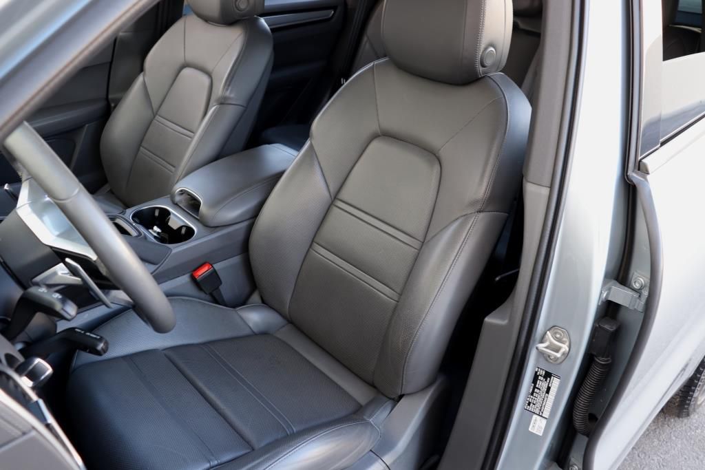 Photo 19 of this PORSCHE CAYENNE