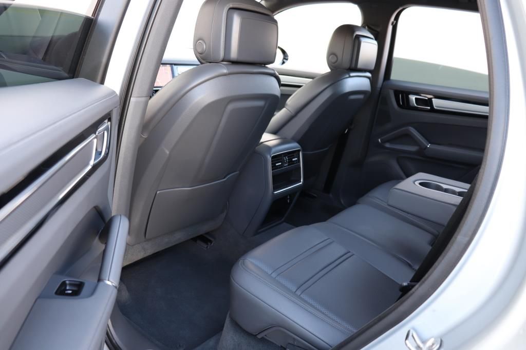 Photo 20 of this PORSCHE CAYENNE