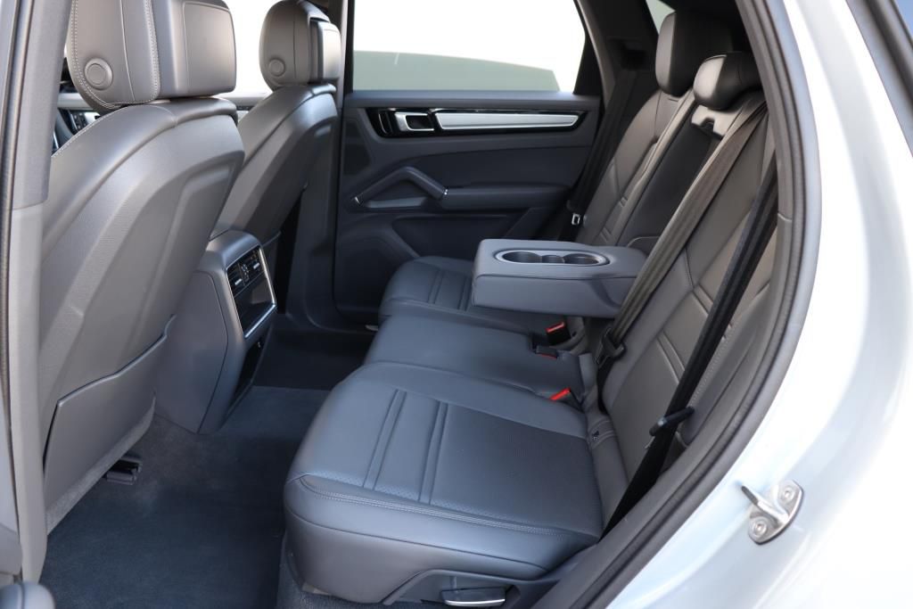Photo 21 of this PORSCHE CAYENNE