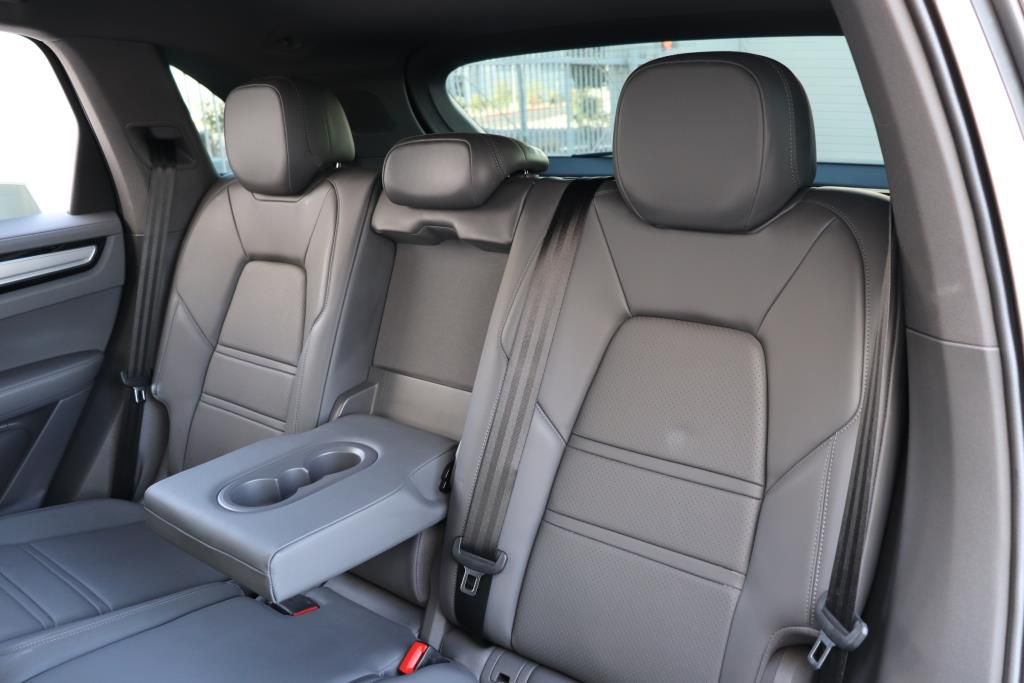 Photo 22 of this PORSCHE CAYENNE