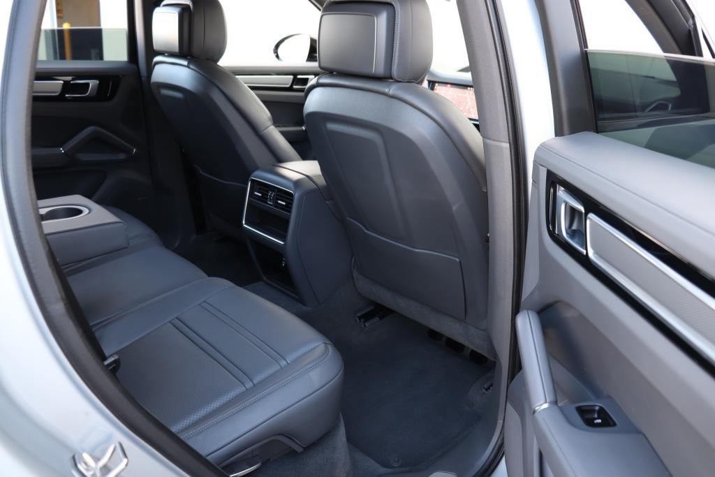 Photo 29 of this PORSCHE CAYENNE