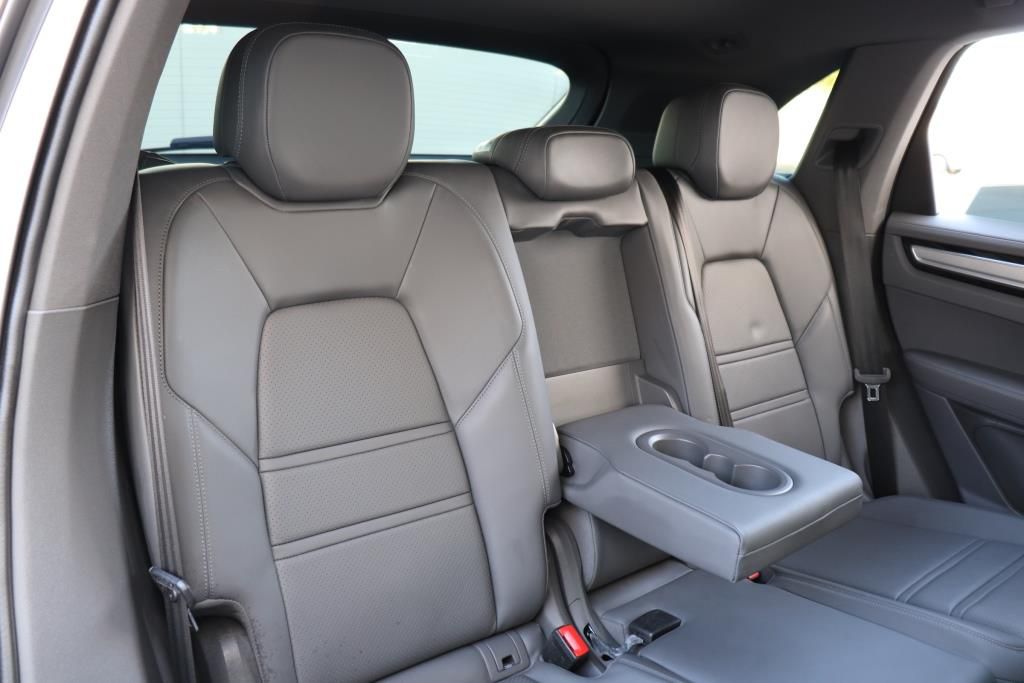 Photo 31 of this PORSCHE CAYENNE