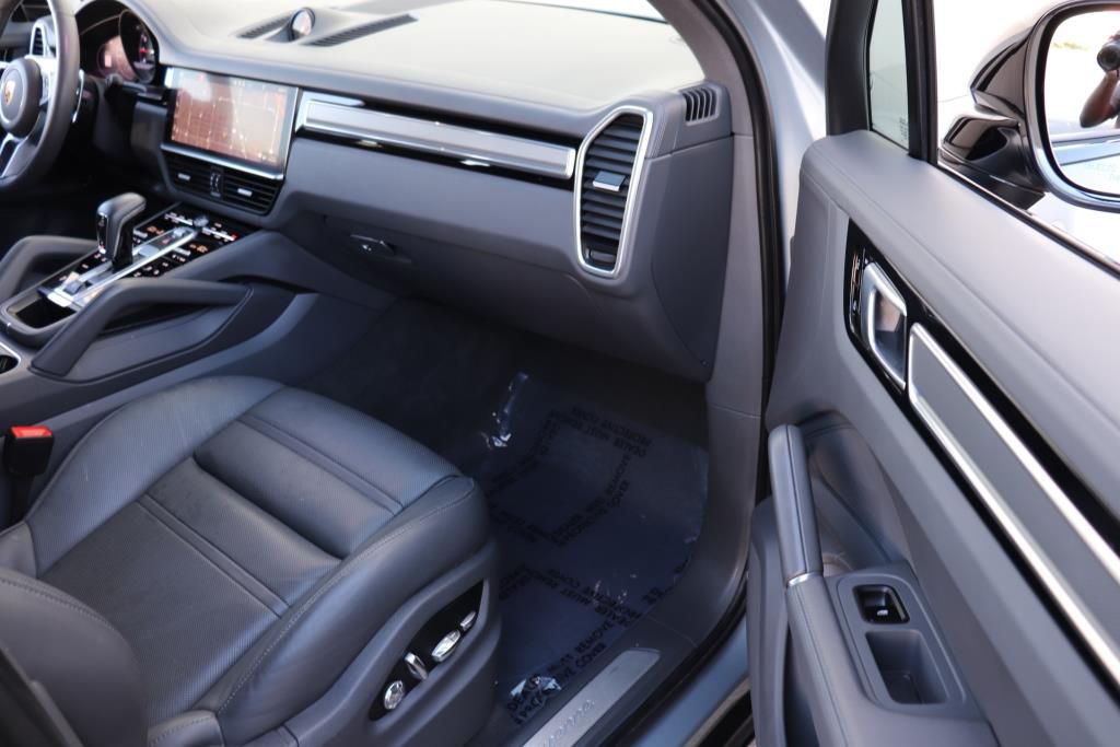 Photo 32 of this PORSCHE CAYENNE
