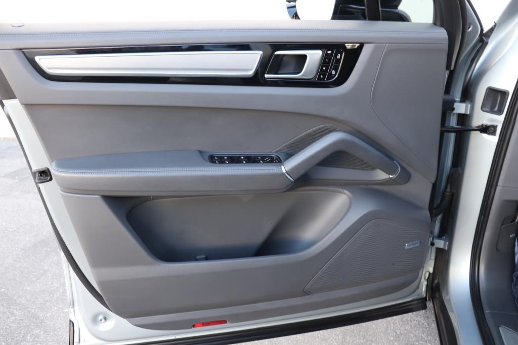Photo 36 of this PORSCHE CAYENNE