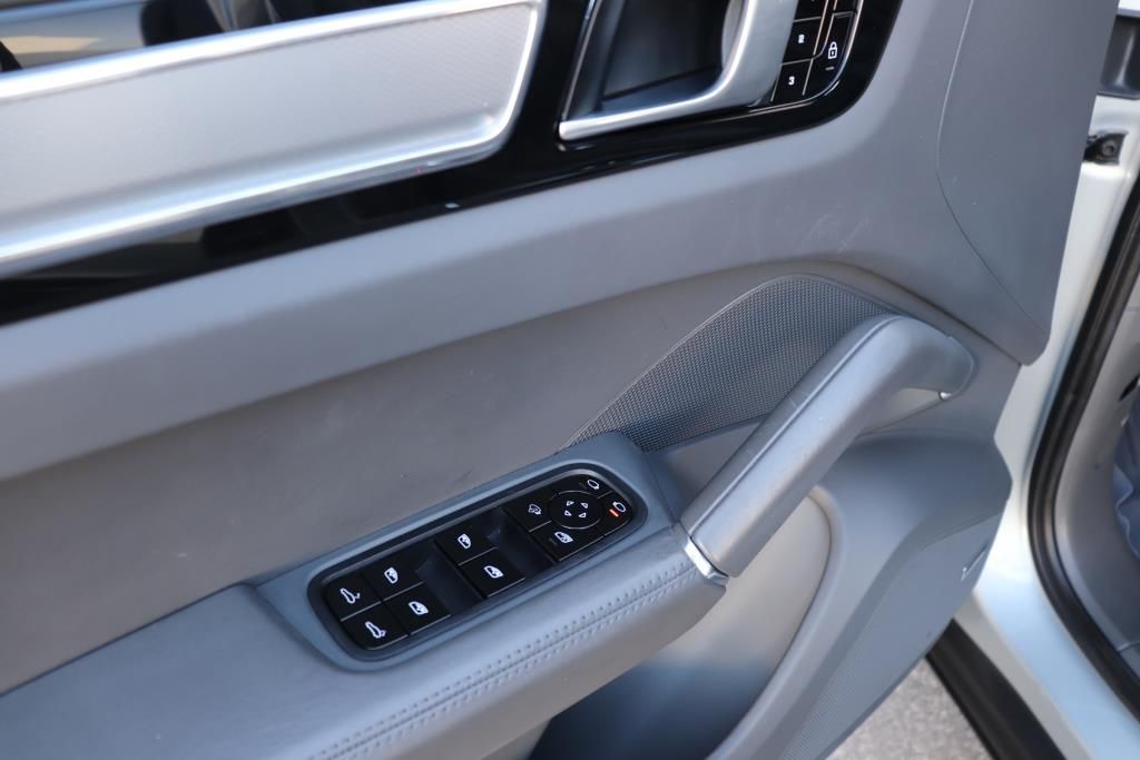 Photo 37 of this PORSCHE CAYENNE