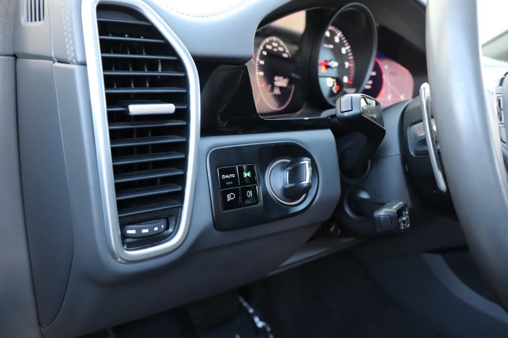 Photo 38 of this PORSCHE CAYENNE