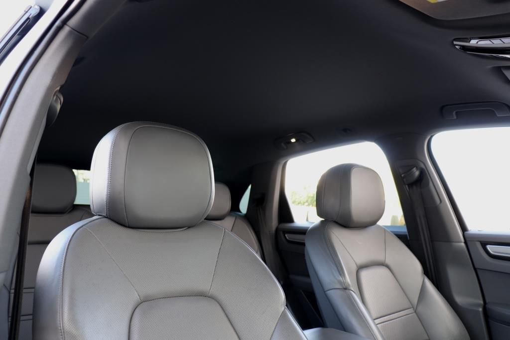 Photo 58 of this PORSCHE CAYENNE