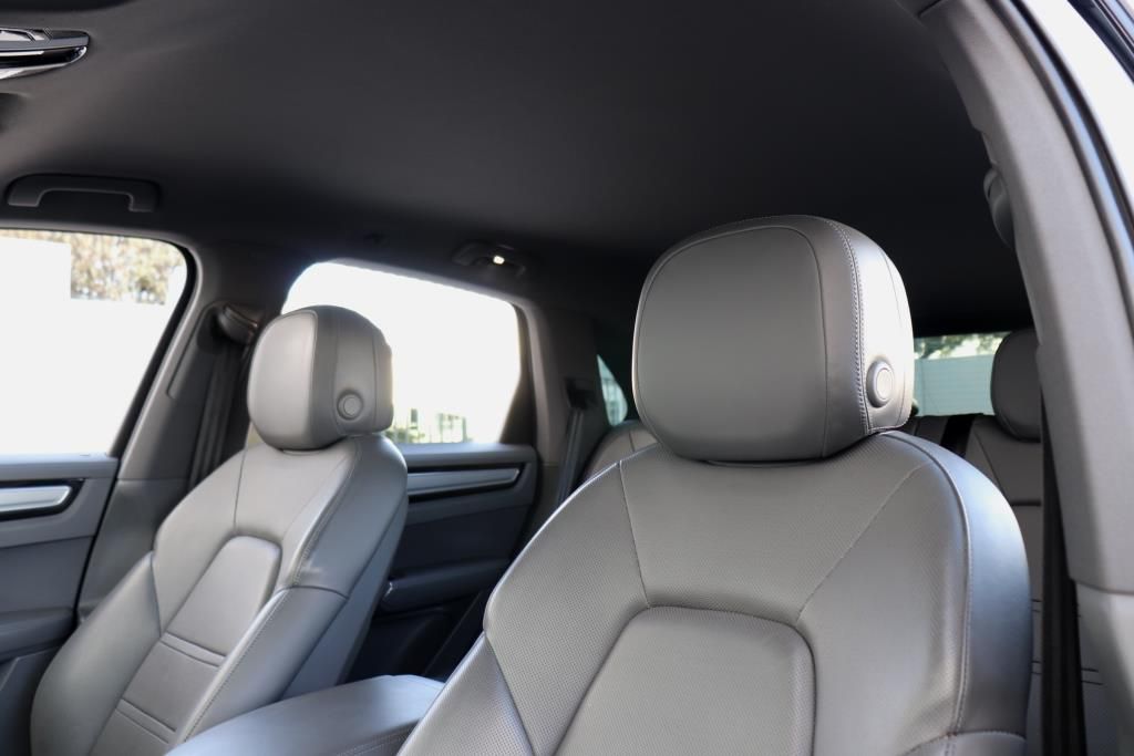 Photo 60 of this PORSCHE CAYENNE