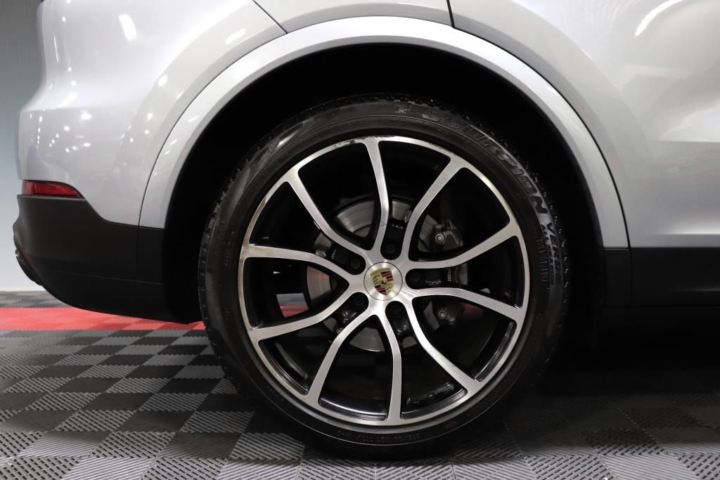 Photo 75 of this PORSCHE CAYENNE