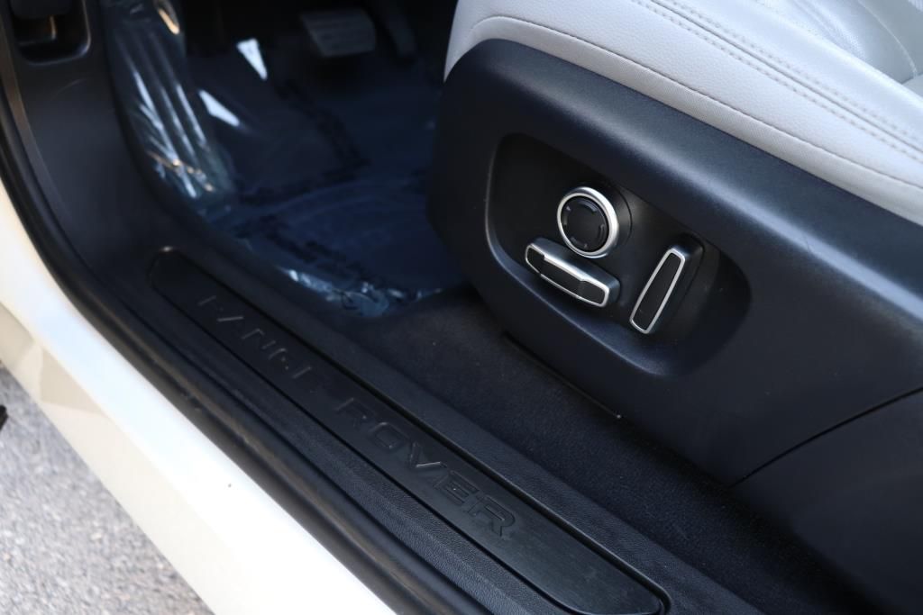Photo 16 of this LAND ROVER RANGE ROVER EVO
