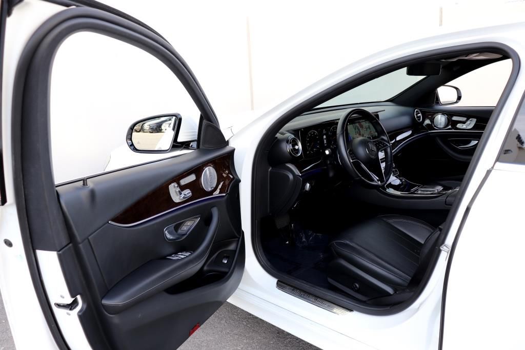Photo 2 of this MERCEDES-BENZ E-CLASS E350 4M