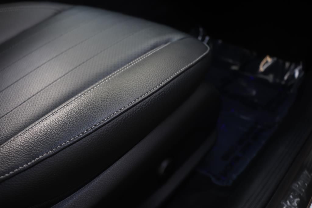 Photo 31 of this MERCEDES-BENZ E-CLASS E350 4M