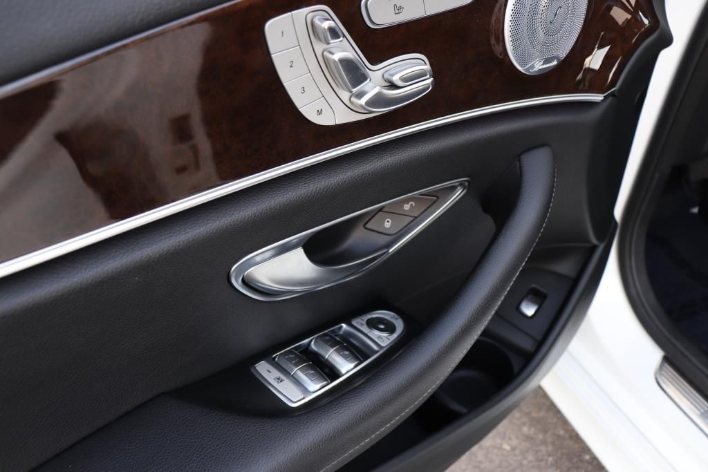 Photo 36 of this MERCEDES-BENZ E-CLASS E350 4M