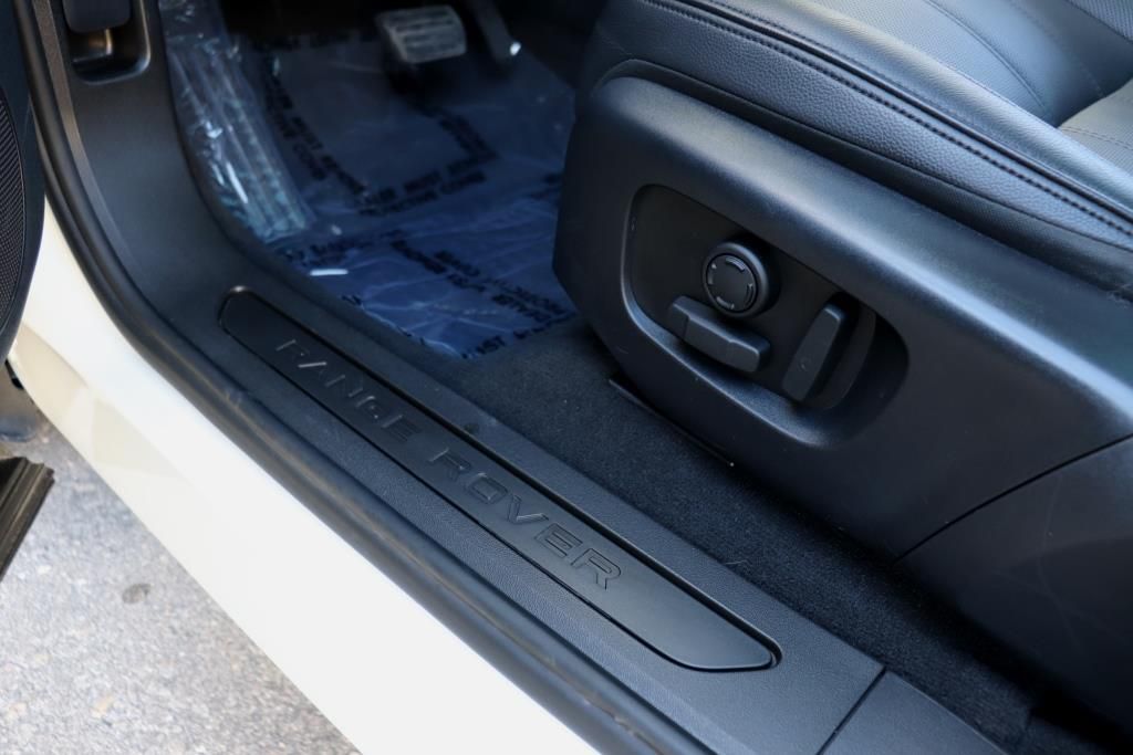 Photo 16 of this LAND ROVER RANGE ROVER EVO