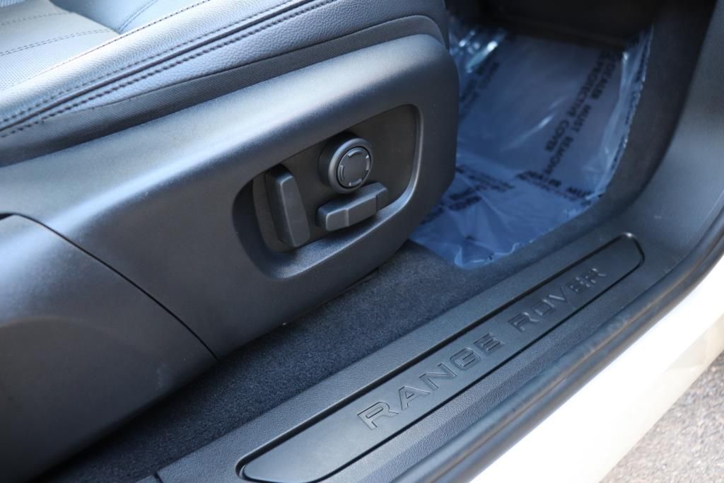 Photo 31 of this LAND ROVER RANGE ROVER EVO