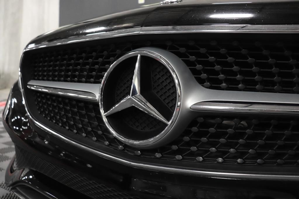Photo 14 of this MERCEDES-BENZ E-CLASS E400