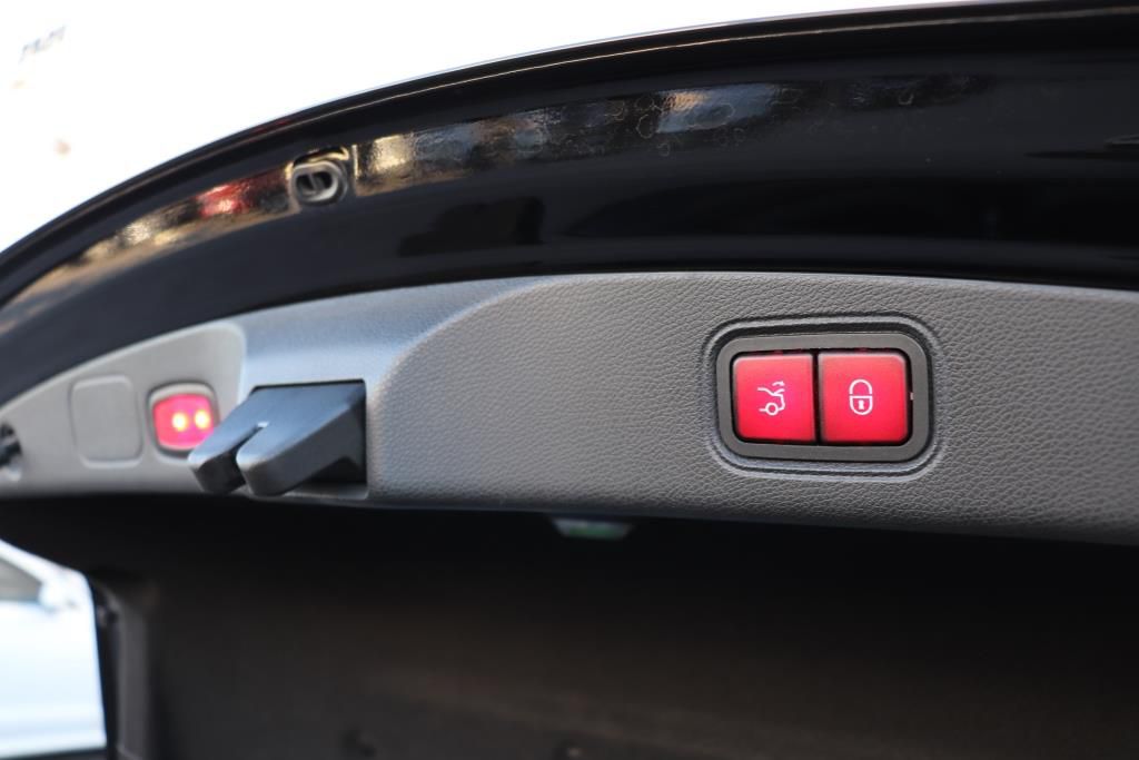 Photo 27 of this MERCEDES-BENZ E-CLASS E400