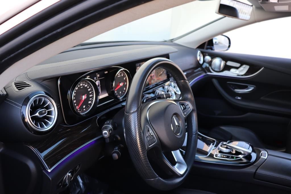 Photo 51 of this MERCEDES-BENZ E-CLASS E400