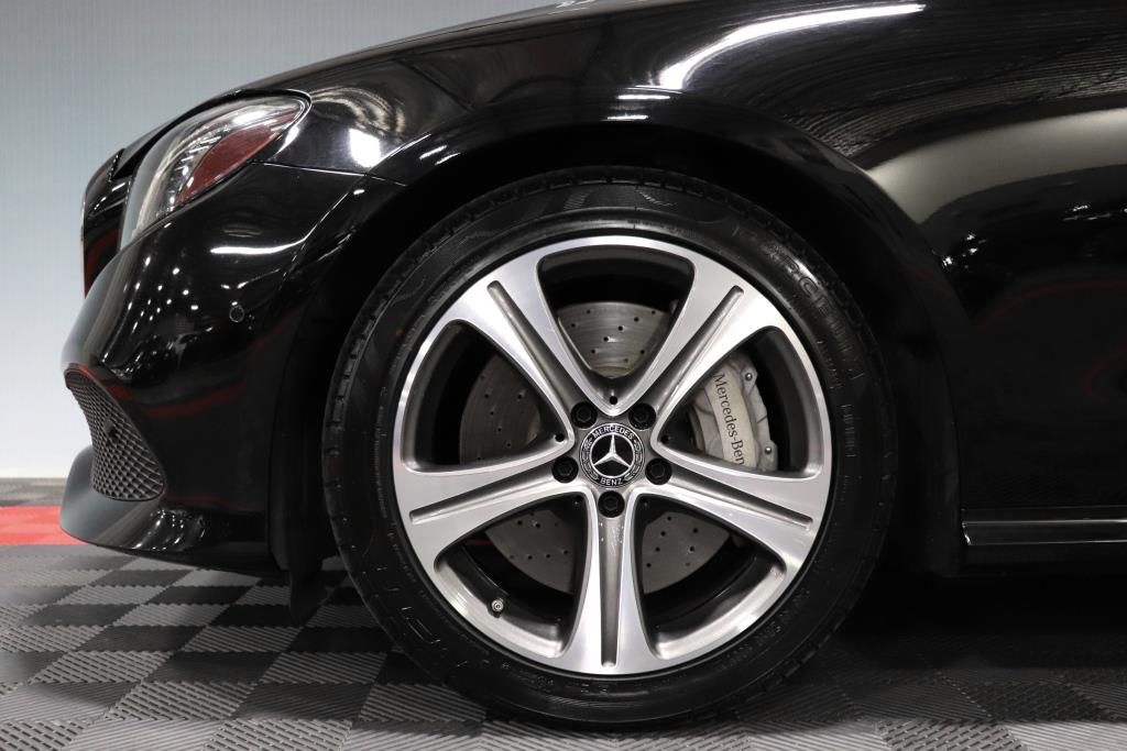 Photo 76 of this MERCEDES-BENZ E-CLASS E400