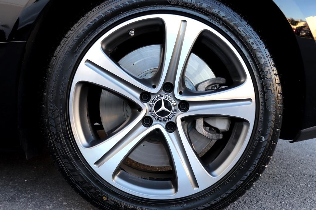 Photo 85 of this MERCEDES-BENZ E-CLASS E400