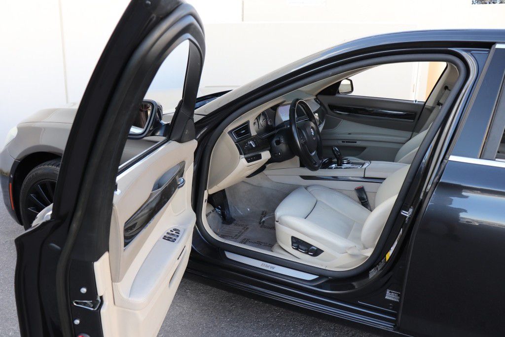 Photo 13 of this BMW 750LI XDRIVE