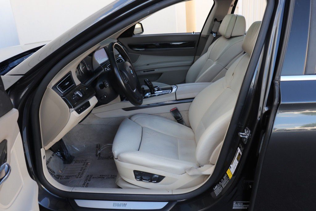 Photo 14 of this BMW 750LI XDRIVE