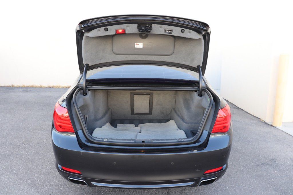 Photo 18 of this BMW 750LI XDRIVE