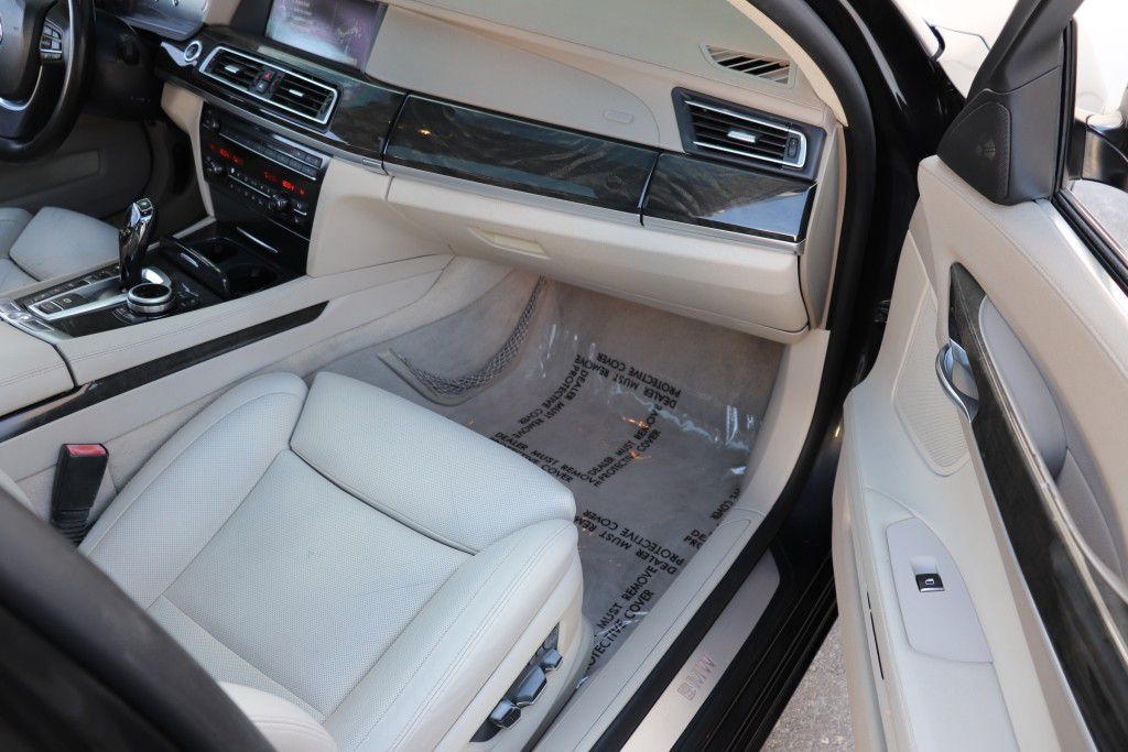 Photo 26 of this BMW 750LI XDRIVE