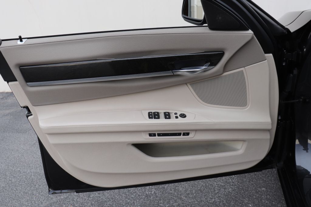 Photo 29 of this BMW 750LI XDRIVE