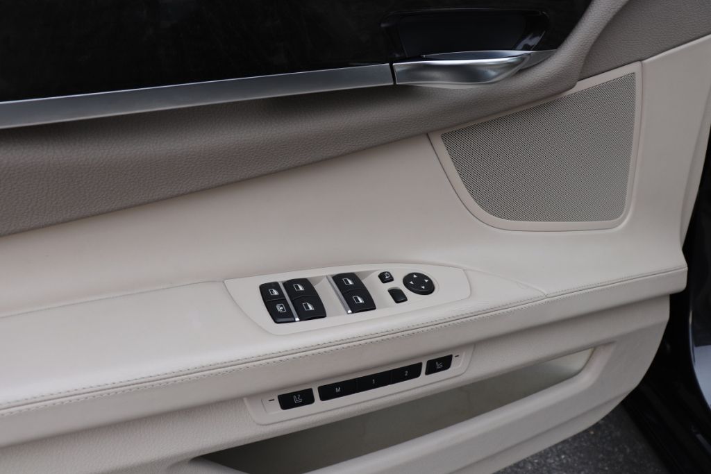 Photo 30 of this BMW 750LI XDRIVE