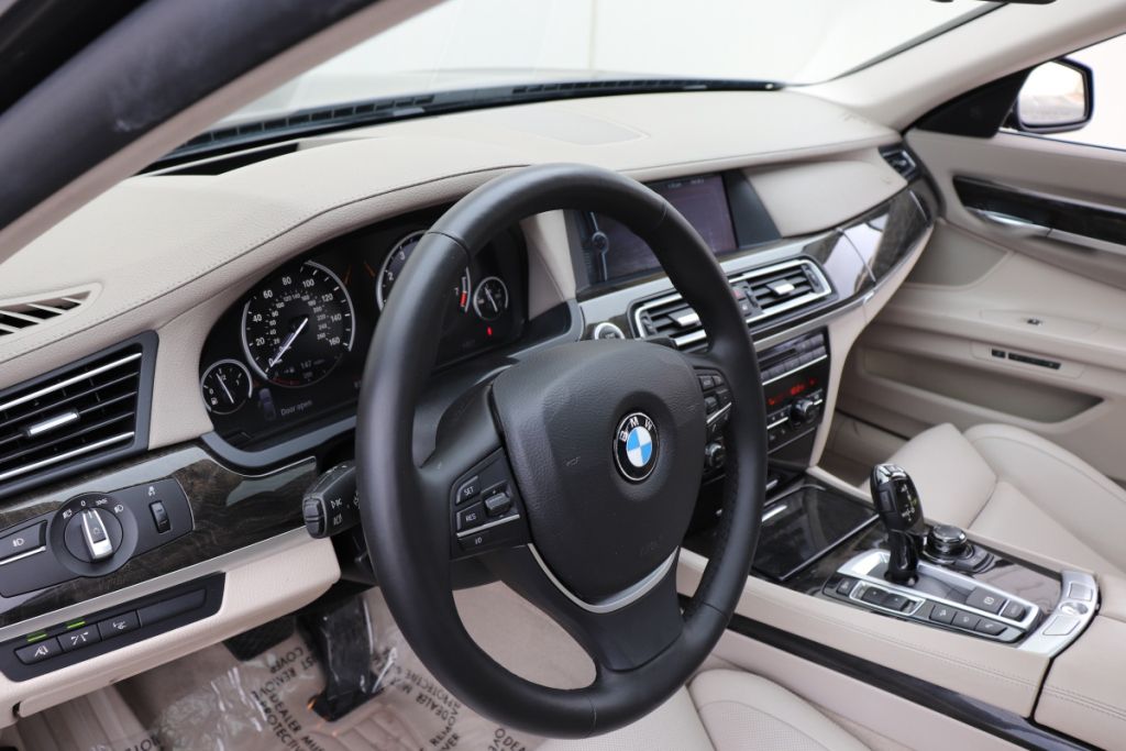 Photo 41 of this BMW 750LI XDRIVE