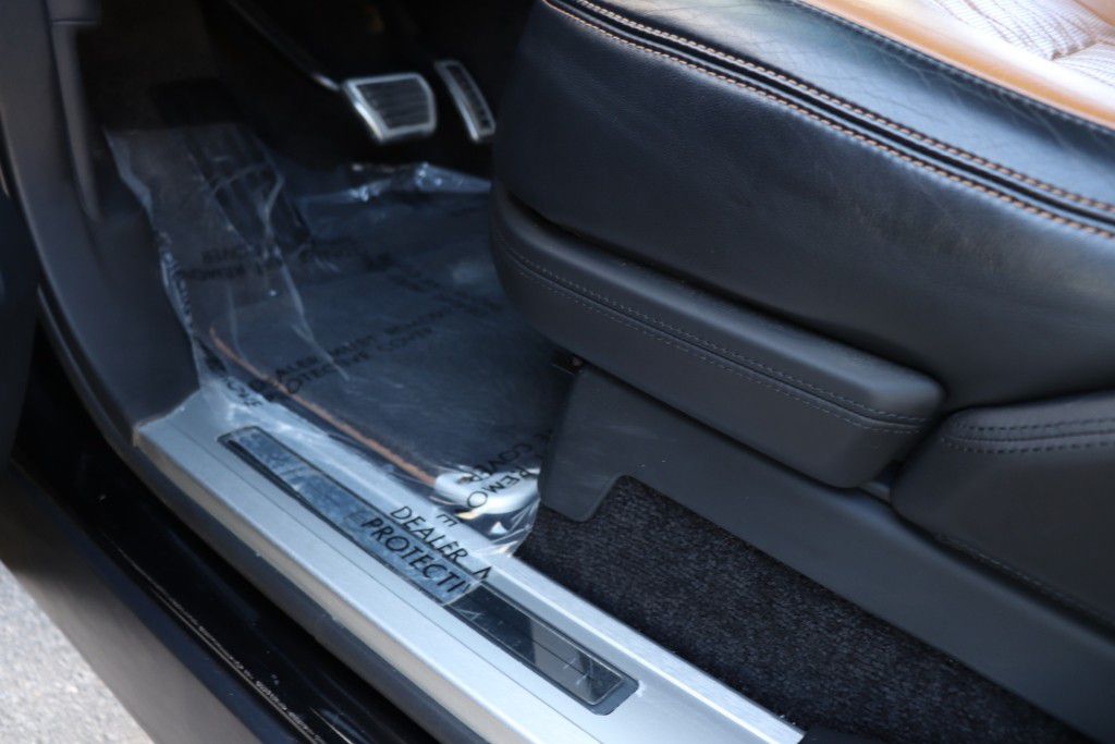 Photo 18 of this LAND ROVER RANGE ROVER SV