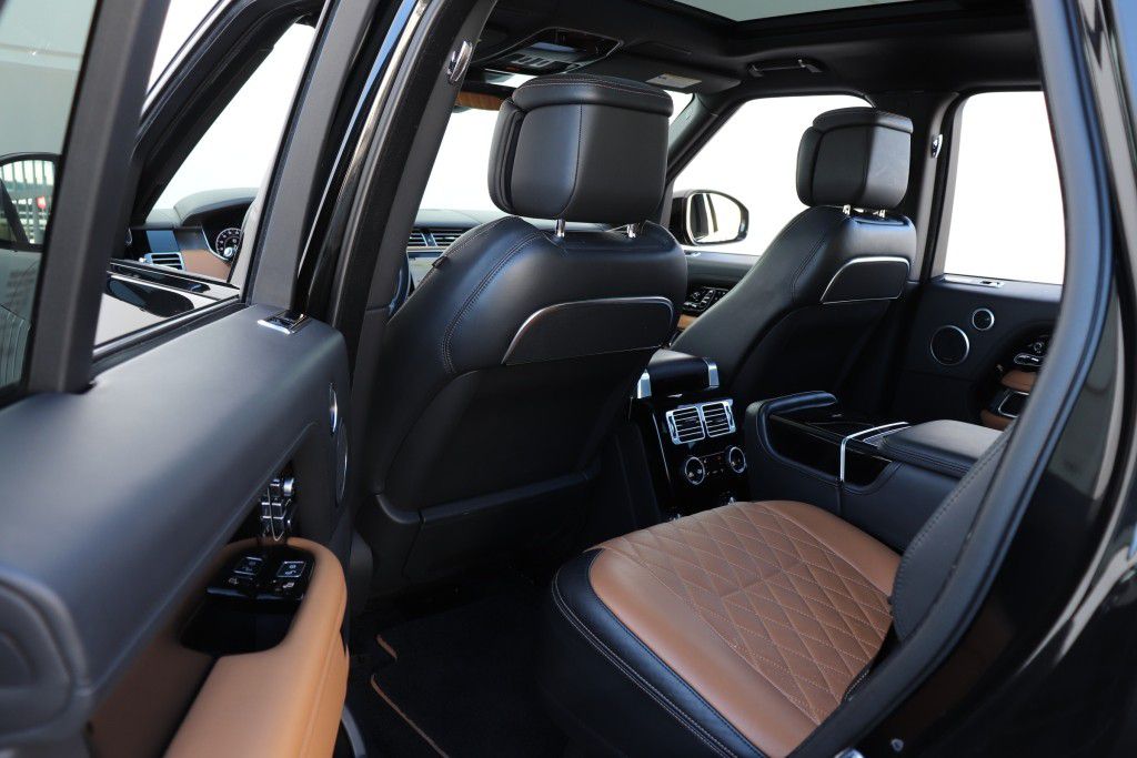 Photo 21 of this LAND ROVER RANGE ROVER SV