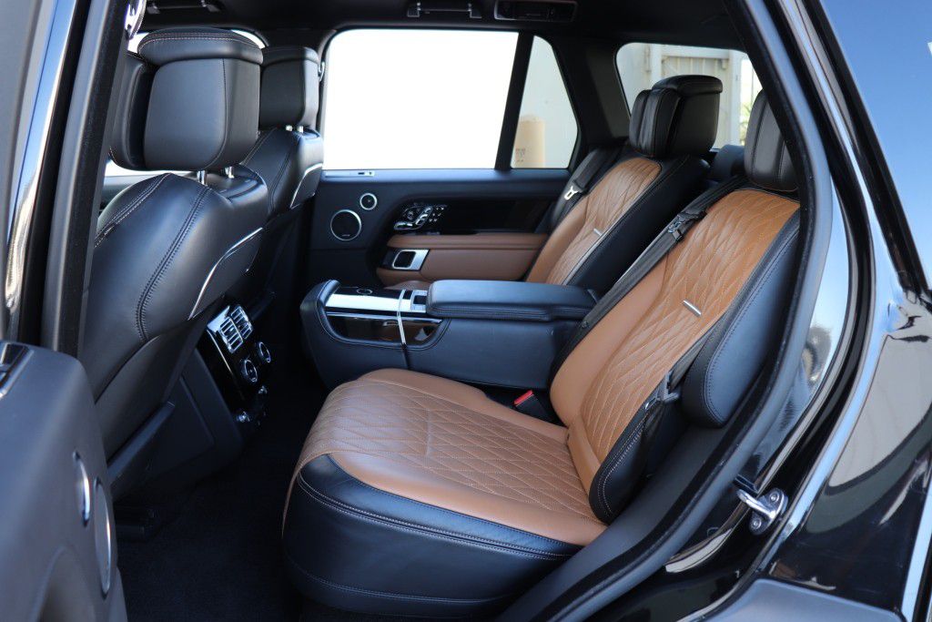 Photo 22 of this LAND ROVER RANGE ROVER SV