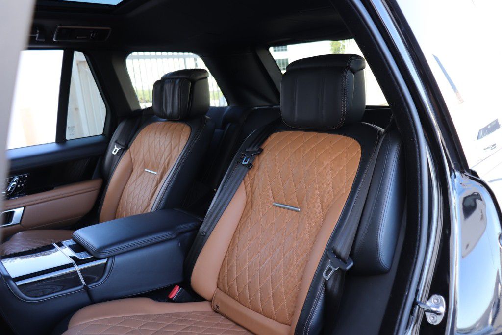 Photo 23 of this LAND ROVER RANGE ROVER SV
