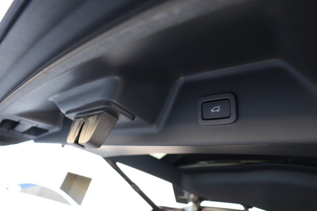 Photo 28 of this LAND ROVER RANGE ROVER SV