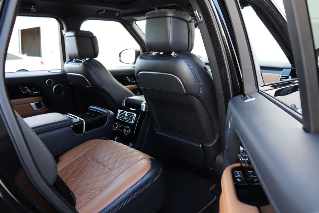 Photo 29 of this LAND ROVER RANGE ROVER SV