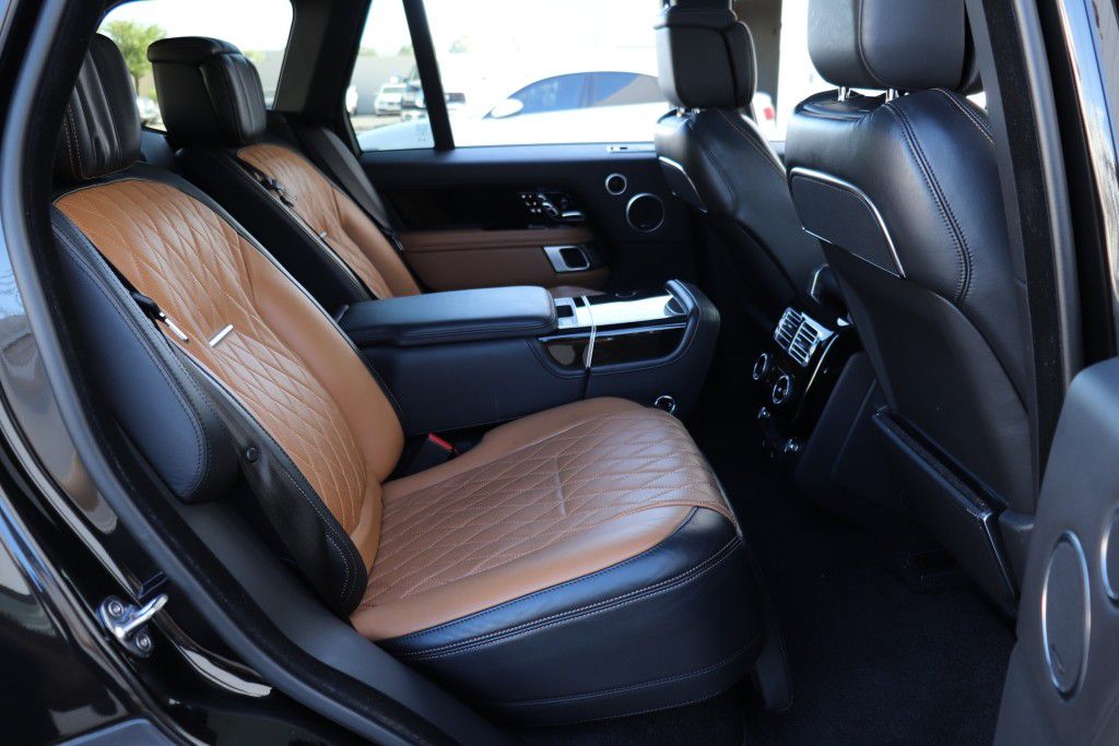 Photo 30 of this LAND ROVER RANGE ROVER SV