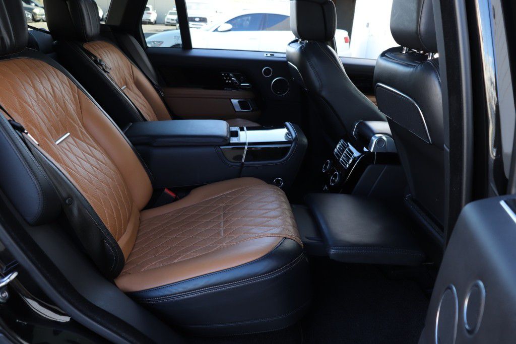 Photo 31 of this LAND ROVER RANGE ROVER SV