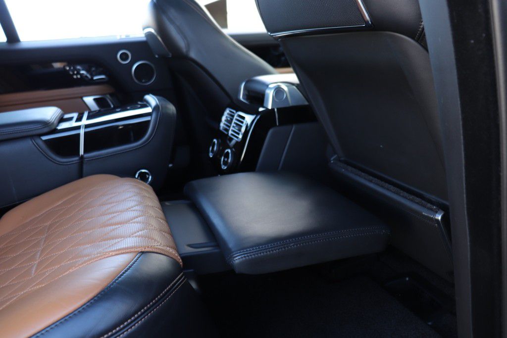 Photo 33 of this LAND ROVER RANGE ROVER SV