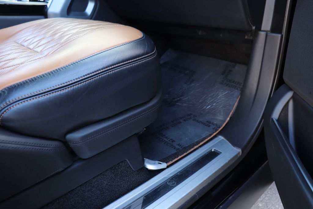 Photo 36 of this LAND ROVER RANGE ROVER SV