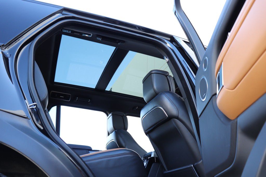 Photo 40 of this LAND ROVER RANGE ROVER SV